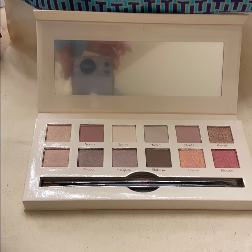 Cargo Tokyo in bloom eye shadow palette